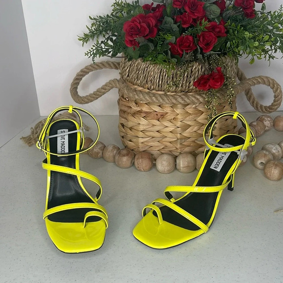 Steve Madden
Cypruss Sandal Sz 7 Color lime - Picture 2 of 9